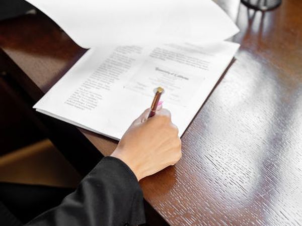 Koopovereenkomst tekenen bij de makelaar of bij de notaris?